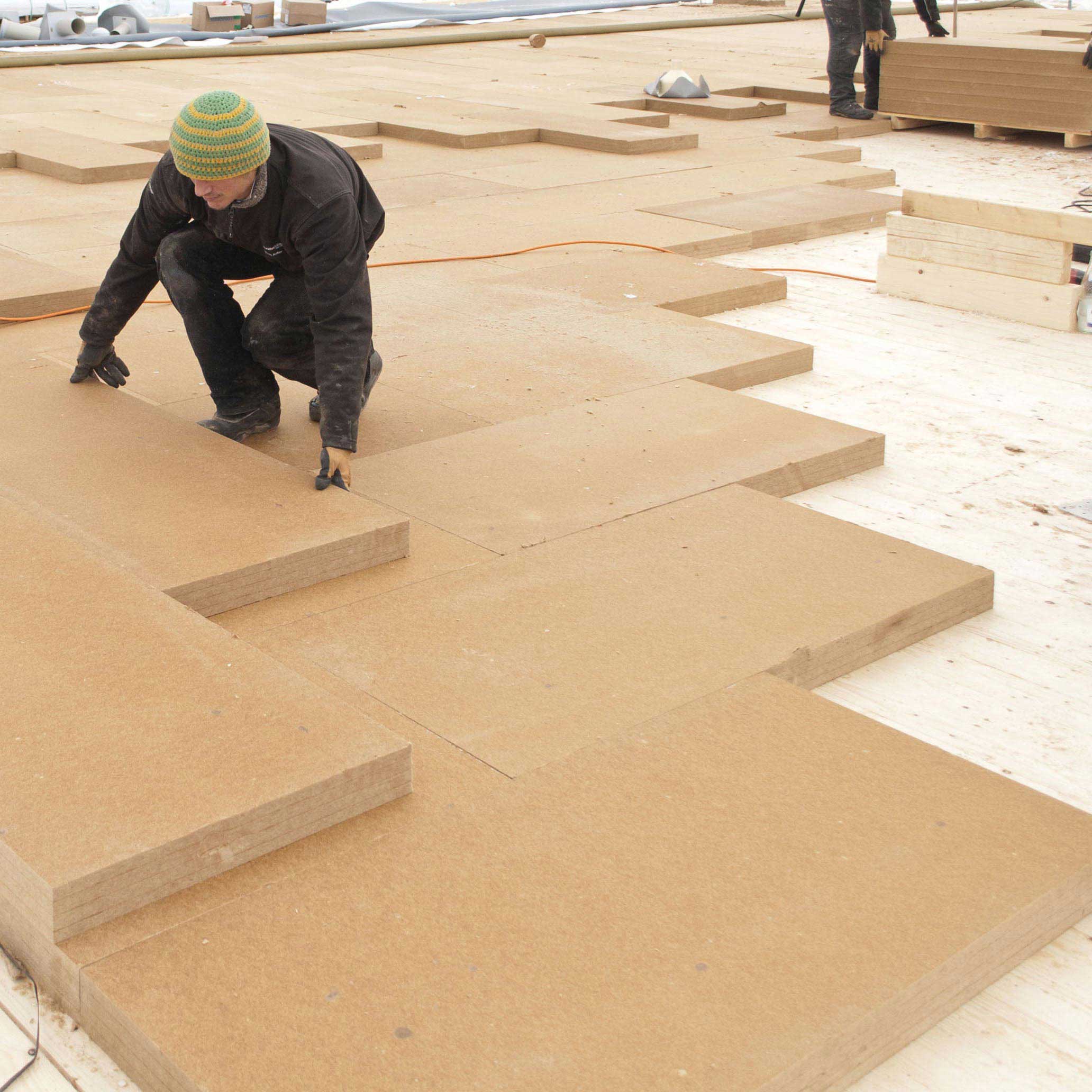 Wood fibre board FiberTherm Isorel installation on flat roof